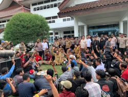 Pendekatan Santai: Pj Gubernur Babel Hadapi Ratusan Pendemo Secara Lesehan