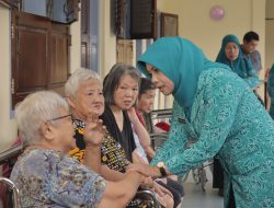 Safriati Safrizal Menyemarakkan Hari Ibu dengan Berkunjung dan Berbagi Kegembiraan Bersama Lansia di Panti Bhakti Kasih Siti Anna