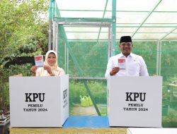 Memanfaatkan hak pilih, Penjabat Gubernur Kepulauan Bangka Belitung melaksanakan pencoblosan di TPS nomor 17 Padanglama