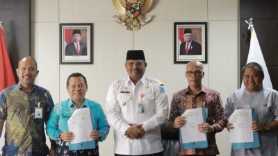 Pj Gubernur Babel Memberikan Penghargaan Atas Tercapainya Perjanjian Kerjasama Dalam Program KUR Untuk Penggemukan Sapi Menjelang Idul Adha