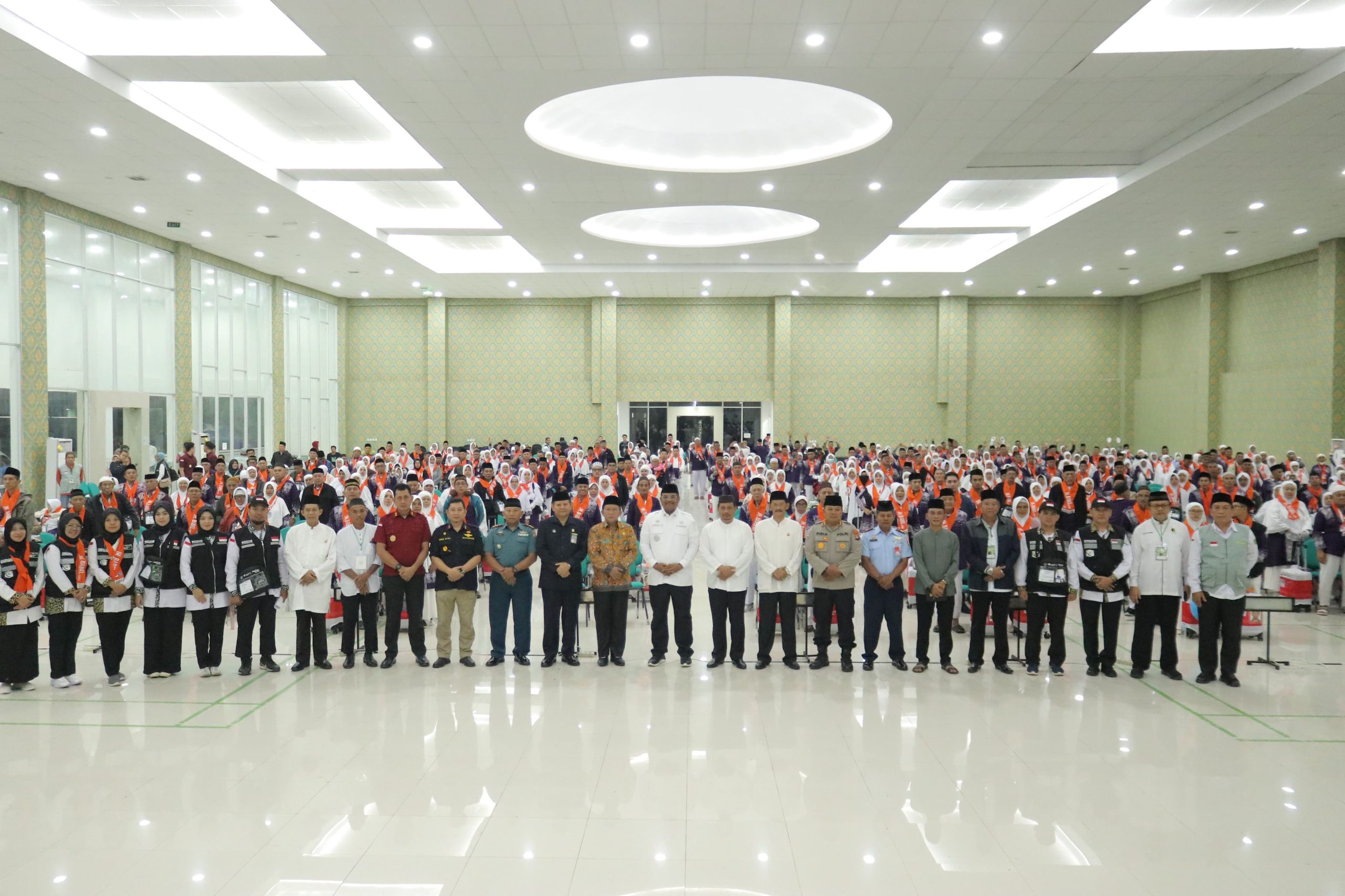 Lepas Jemaah Calon Haji, Pj Gubernur Safrizal Titip Doa Untuk Negeri Serumpun Sebalai