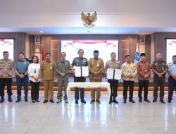 Serahkan Bantuan Dana Hibah, Pj Gubernur Safrizal Harapkan Pilkada Serentak Berjalan Baik