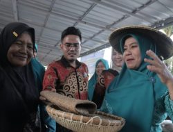Dukung UP2K PKK, Safriati Safrizal Borong Hasil UMKM Basel