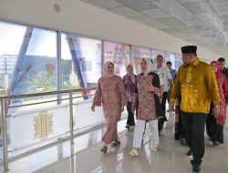 Pj Gubernur Safrizal Kenakan Batik Khas Aceh di Hari Batik Nasional