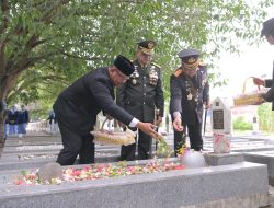 Pj Gubernur Safrizal Tabur Bunga di Taman Makam Pahlawan Sambut HUT TNI