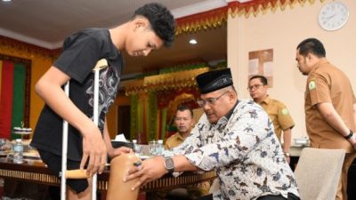 Pj Gubernur Safrizal Serahkan Bantuan Kaki Palsu untuk Guntur, Remaja Banda Aceh yang Alami Amputasi