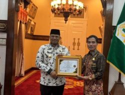 Pj Gubernur Safrizal Terima Penghargaan dari Menteri Desa PDTT RI
