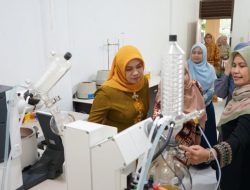 Pj Ketua Dekranasda Aceh Kunjungi ARC USK, Dorong Pengembangan Produk Minyak Nilam Aceh