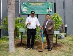 Pj Gubernur Safrizal dan Ketua Delegasi Malaysia Tanam Pohon Jeumpa di Museum Tsunami