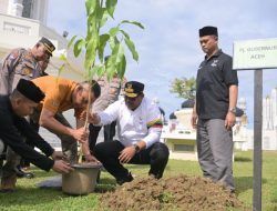 Pj Gubernur Safrizal dan Unsur Forkopimda Menanam Pohon Jeumpa dan Seulanga di Komplek Masjid Raya Baiturrahman dan Dua Kampus Jantong Hate Rakyat Aceh
