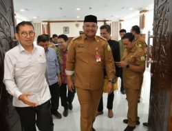 Pj Gubernur Safrizal Antar Kepulangan Menbud Fadli Zon di Bandara SIM