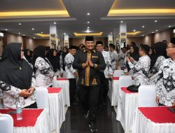 Pj Gubernur Safrizal: Pengabdian Guru Tak Bisa Diukur