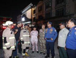 Tunjukkan Aksi Nyata, Dirjen Bina Adwil Beri Komando Langsung petugas Damkar Tangani Kebakaran di Pekanbaru