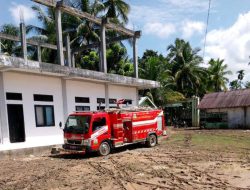 Bersihkan Banjir Sumatera, Damkar Semprot Lumpur