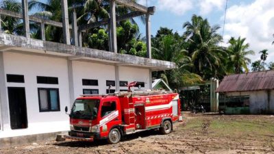 Bersihkan Banjir Sumatera, Damkar Semprot Lumpur