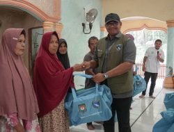 Safrizal ZA  Serahkan Bantuan Peralatan Dapur ke 600 KK di Bireuen