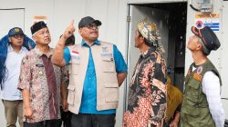 Safrizal Berkunjung ke Huntara Jamur Ujung, Fatmawati Tersanjung