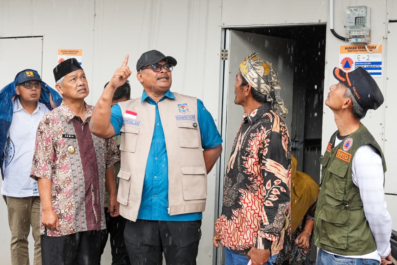 Safrizal Berkunjung ke Huntara Jamur Ujung, Fatmawati Tersanjung