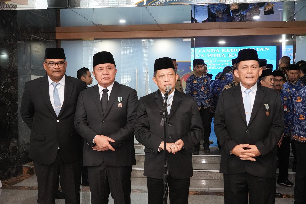 Mendagri Serahkan Penghargaan Satyalancana atas Inovasi Sektor Maritim