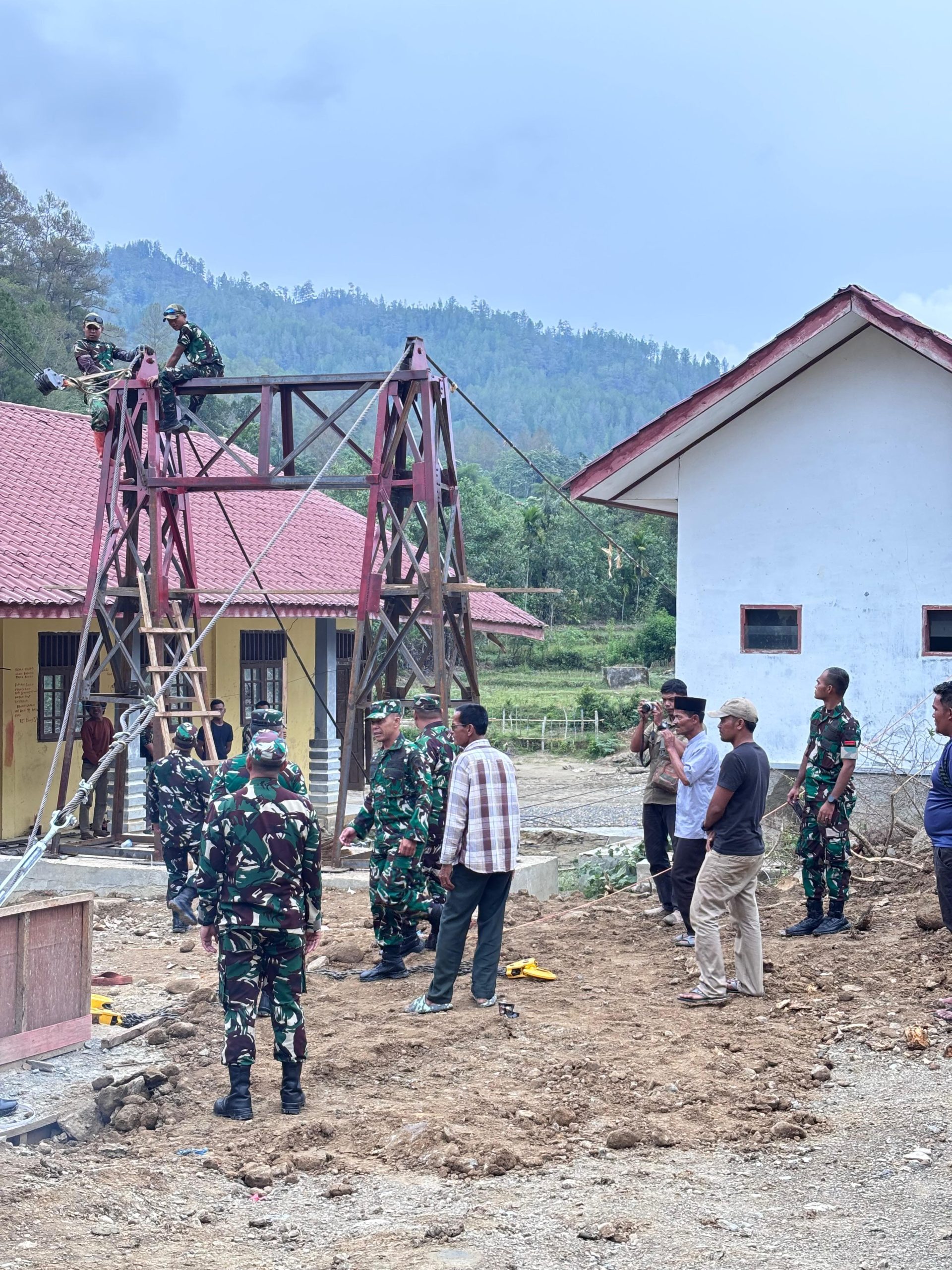 TNI Bangun Jembatan Gantung di Dabun Gelang