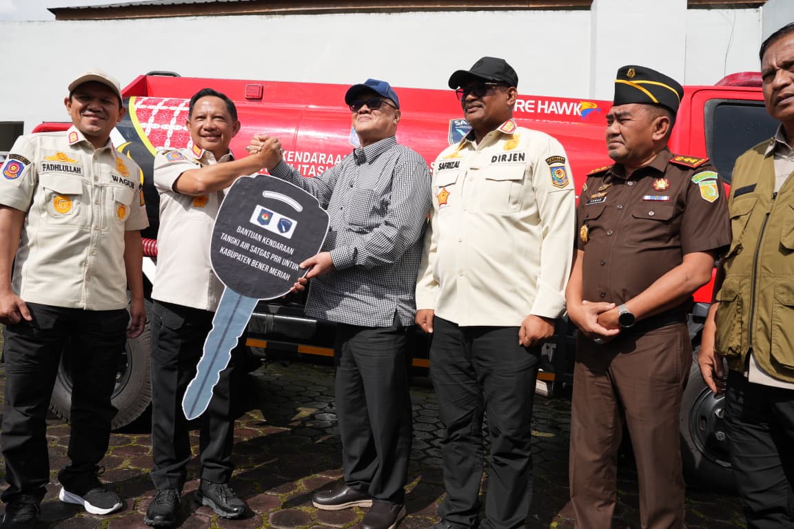 Tito Serahkan 1 Unit Fire Hawk Multifungsi untuk Pemkab Bener Meriah