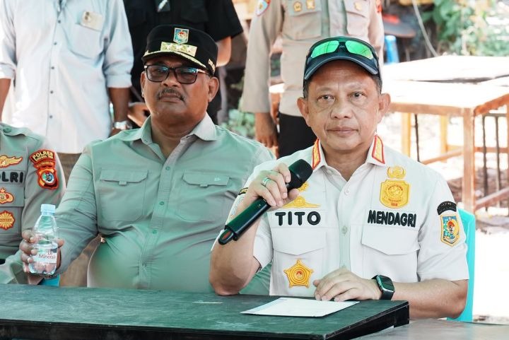 Mendagri Tinjau dan Salurkan Bantuan Bencana Gempa Bumi di NTT